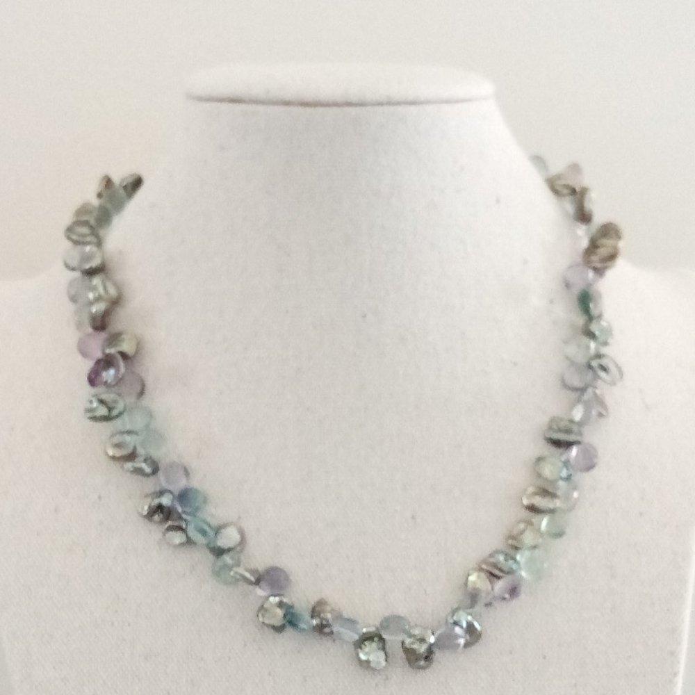 NECKLACE WITH IRIDESCENT BEAUTY
